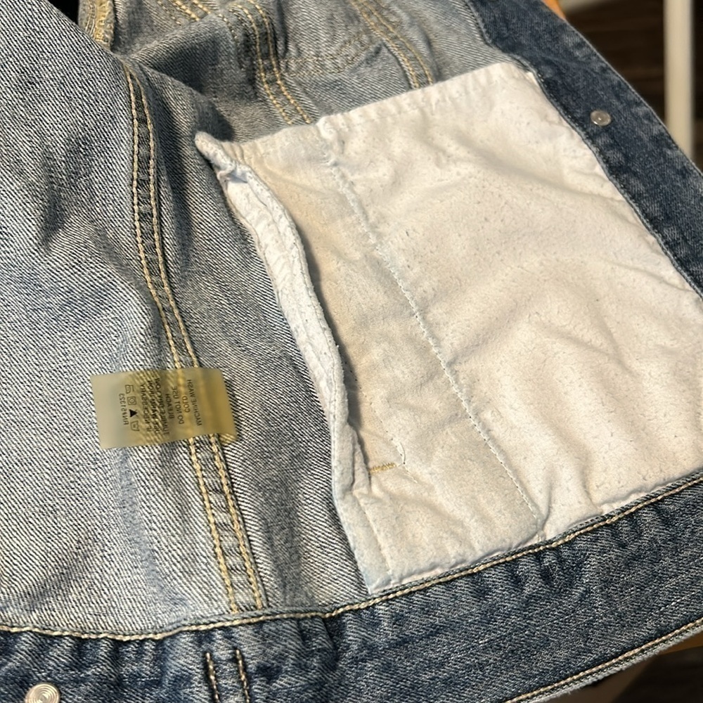 Two by Vince Camuto Two Toned Distressed Jean Jacket Size Small - Picture 10 of 10